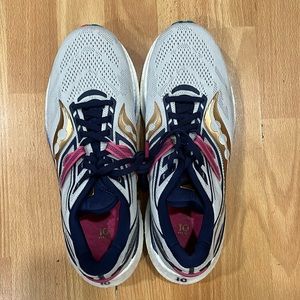 Saucony triumph 20, lightly worn size women’s 10 or mens 8.5